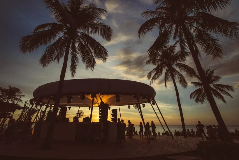 Khách du lịch trải nghiệm không gian âm nhạc trên bãi biển khu du lịch Sunset Sanato, xã Dương Tơ, thành phố Phú Quốc. (Ảnh: TTXVN phát)