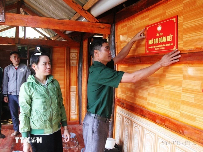 Gia đình ông Lò Văn Hiền, Tổ 1, thị trấn Điện Biên Đông (tỉnh Điện Biên) vui mừng khi được ở trong ngôi nhà Đại đoàn kết. (Ảnh: Phan Quân/TTXVN) ttxvn_chu_tich_ho_chi_minh_ra_loi_keu_goi_thi_dua_ai_quoc_0906_3.jpg