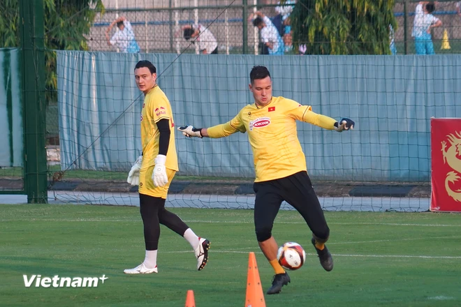 Nguyễn Filip (phải) đang cùng các đồng đội tại Đội tuyển Việt Nam chuẩn bị cho hai trận đấu cuối cùng tại vòng loại thứ hai World Cup 2026. (Ảnh: Việt Anh/Vietnam+) vnp_4.png