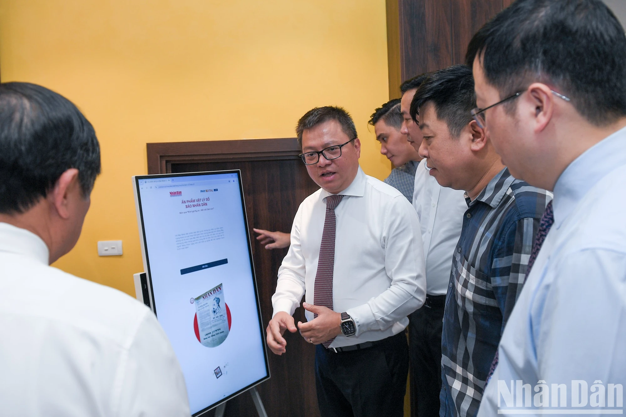 [Ảnh] Ra mắt Kh&ocirc;ng gian trưng b&agrave;y, trải nghiệm v&agrave; giới thiệu sản phẩm B&aacute;o Nh&acirc;n D&acirc;n ảnh 7