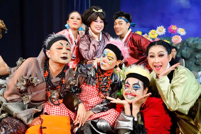 Vở kịch Ngày xửa ngày xưa 36 - Hậu duệ Thần Mặt trời diễn buổi đầu tiên vào ngày 31-5, mở đầu đợt biểu diễn phục vụ thiếu nhi dịp hè 2025 PSA Anh8-Ngay xua ngay xua.jpg