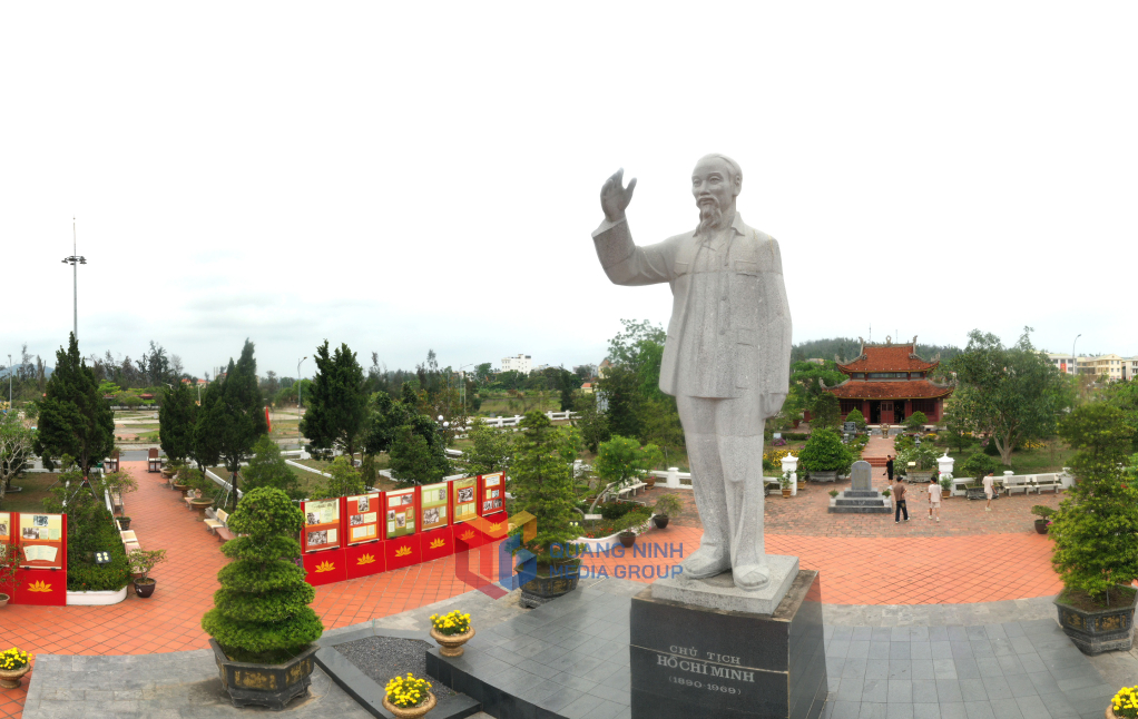 3Tượng bác Hồ trên đảo Cô Tô