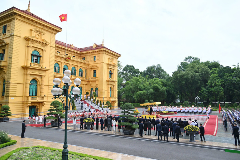 Toàn cảnh lễ đón. z6696640500251-41fc66cd66b33bbb2051c5cfeeef1fb0.jpg