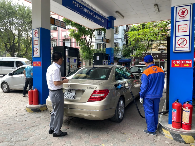Một điểm kinh doanh xăng dầu của Petrolimex tại Hà Nội. (Ảnh: Vietnam+)