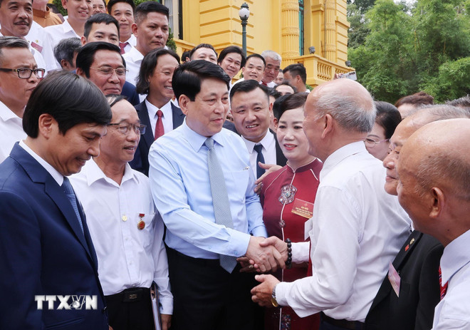 ttxvn-chu-tich-nuoc-luong-cuong-gap-mat-cac-nghe-nhan-lang-nghe-tieu-bieu-toan-quoc-1006-2.jpg