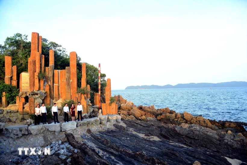 Những tảng đá có hình thù kỳ dị... trở thành điểm nhấn cho hòn đảo. Cũng từ đây người dân đã quen gọi nơi đây là đảo Đá Dựng thay vì gọi là đảo Bồ Hòn như trước. (Ảnh: Thanh Vân/TTXVN)
