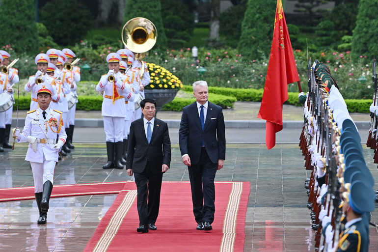 Chủ tịch nước Lương Cường và Tổng thống Litva duyệt đội danh dự Quân đội nhân dân Việt Nam z6696640500235-65b337f96b5ed8fe17269ca69f8a0bd8.jpg