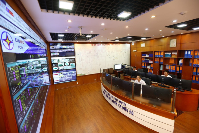 Trung tâm điều khiển từ xa của Công ty Điện lực Thái Nguyên. (Ảnh: Huy Hùng/TTXVN) chuyen-doi-so-ky-nguyen-vuon-minh.jpg