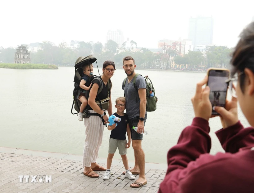 Đoàn khách du lịch Trung Quốc tham quan Khu Di tích Hoàng thành Thăng Long. (Ảnh: Tuấn Đức/TTXVN)