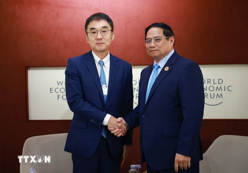 Thủ tướng Phạm Minh Chính tiếp ông Tetsuya Watanabe, Chủ tịch Viện Nghiên cứu kinh tế ASEAN và Đông Á (ERIA). (Ảnh: Dương Giang/TTXVN)