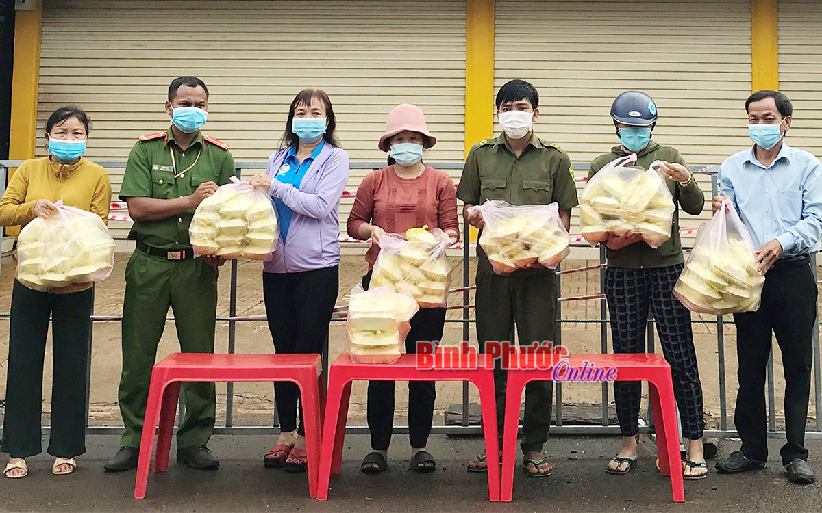 “Bếp cơm yêu thương” tiếp sức lực lượng tuyến đầu chống dịch