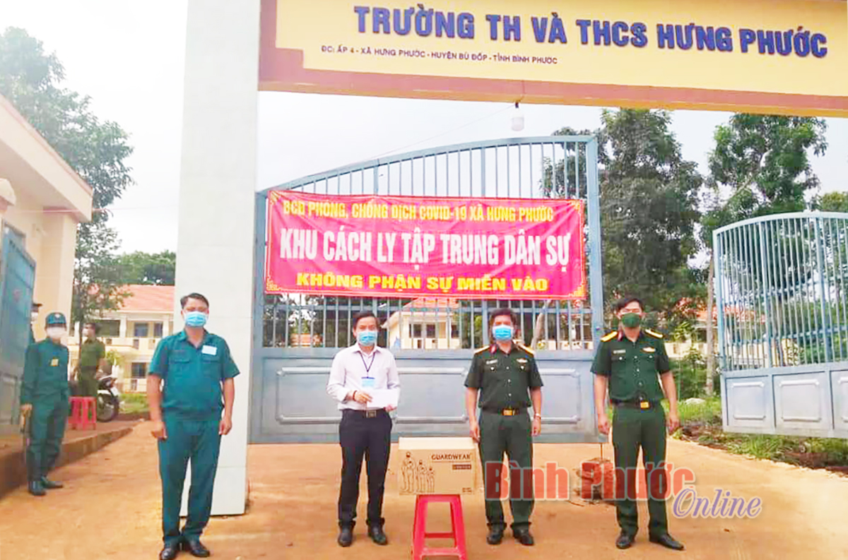 Hơn 200 triệu đồng tặng lực lượng tuyến đầu chống dịch