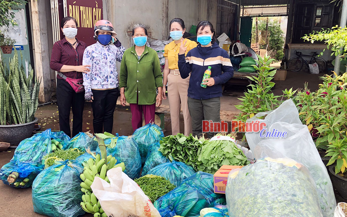 Phụ nữ Bù Đốp hỗ trợ rau củ quả cho Hội LHPN Bình Dương phòng, chống dịch