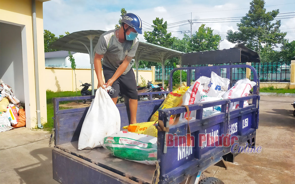 Gần 26 tấn hàng hóa trao tặng công nhân khó khăn