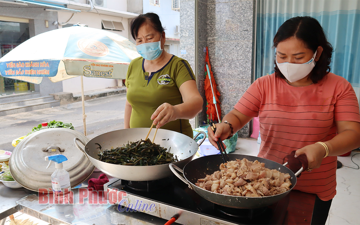 Những suất cơm nghĩa tình trao các chốt phong tỏa của phường Tân Bình