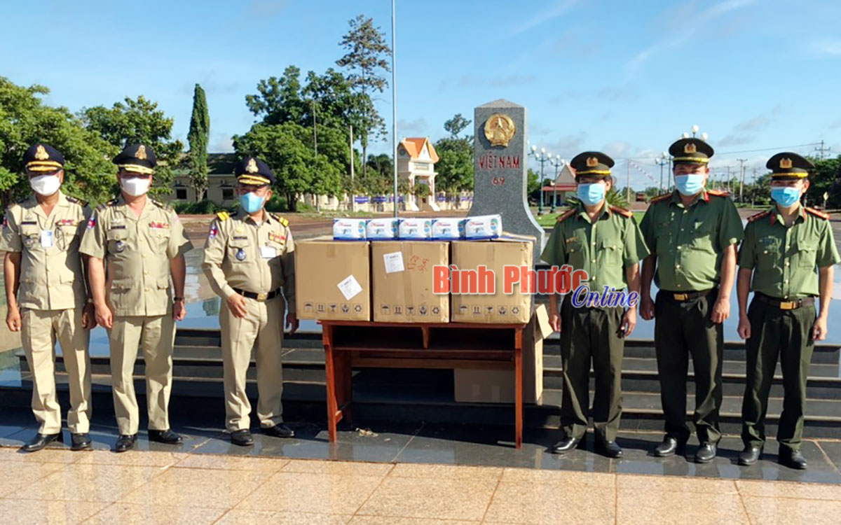 Công an huyện Lộc Ninh chung tay với Campuchia phòng, chống dịch