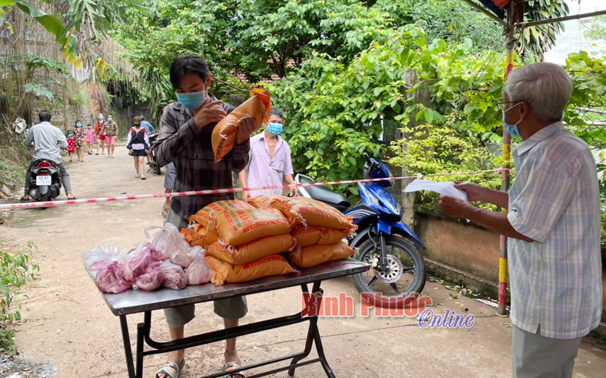 Thân nhân mẹ Việt Nam anh hùng tặng quà cho khu phong tỏa