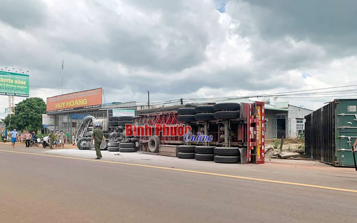 Container lật nát đầu khi vào cua, tài xế kẹt trong cabin được cứu