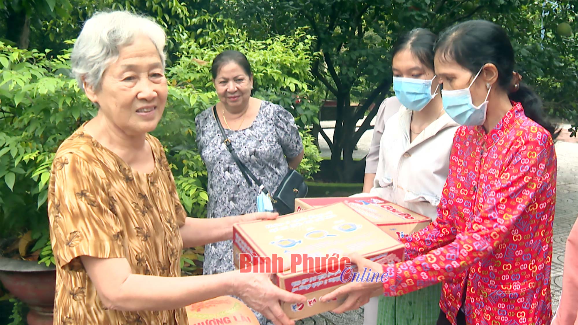 Chơn Thành: Tặng 500 phần quà cho phụ nữ nghèo, hộ khó khăn