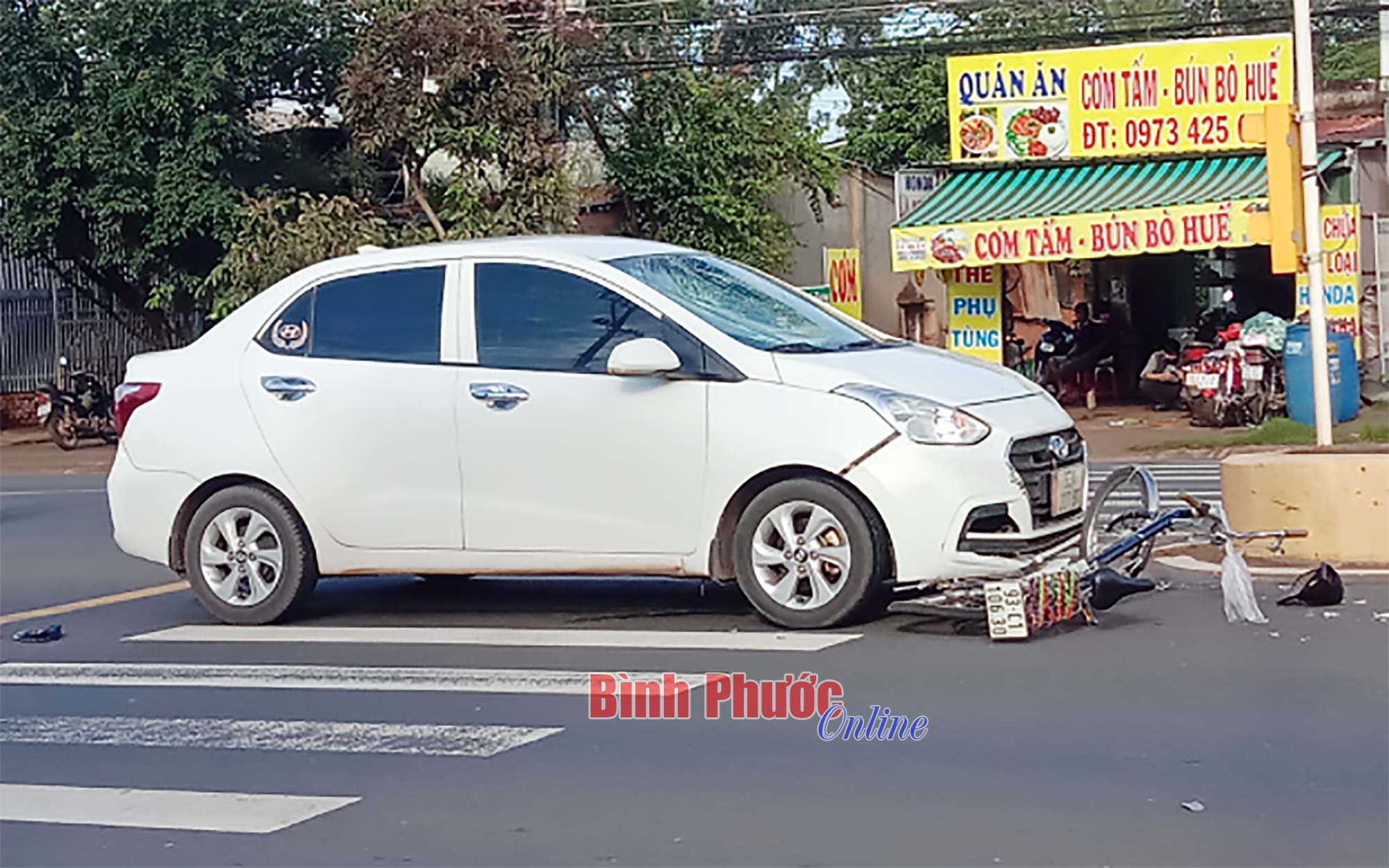 Lạng lách, đánh võng ngay ngã tư, người đàn ông bị ô tô tông