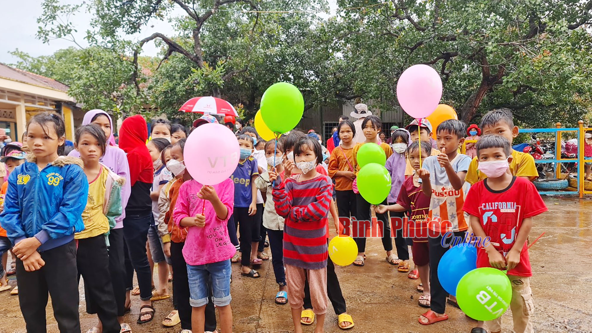 Trao tặng quà, học bổng cho học sinh nghèo xã Phước Minh