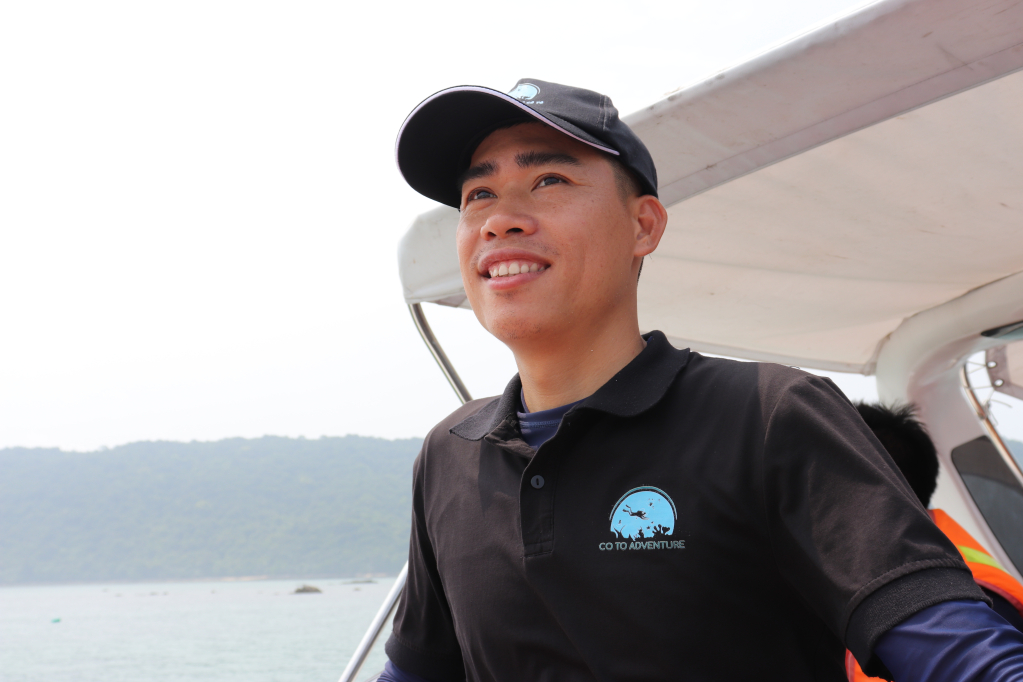 Nụ cười rạng rỡ của anh Phạm Văn Đức (SN 1992), Giám đốc Công ty TNHH Khám phá Cô Tô khi đưa khách đi khám phá biển đảo quê hương. 