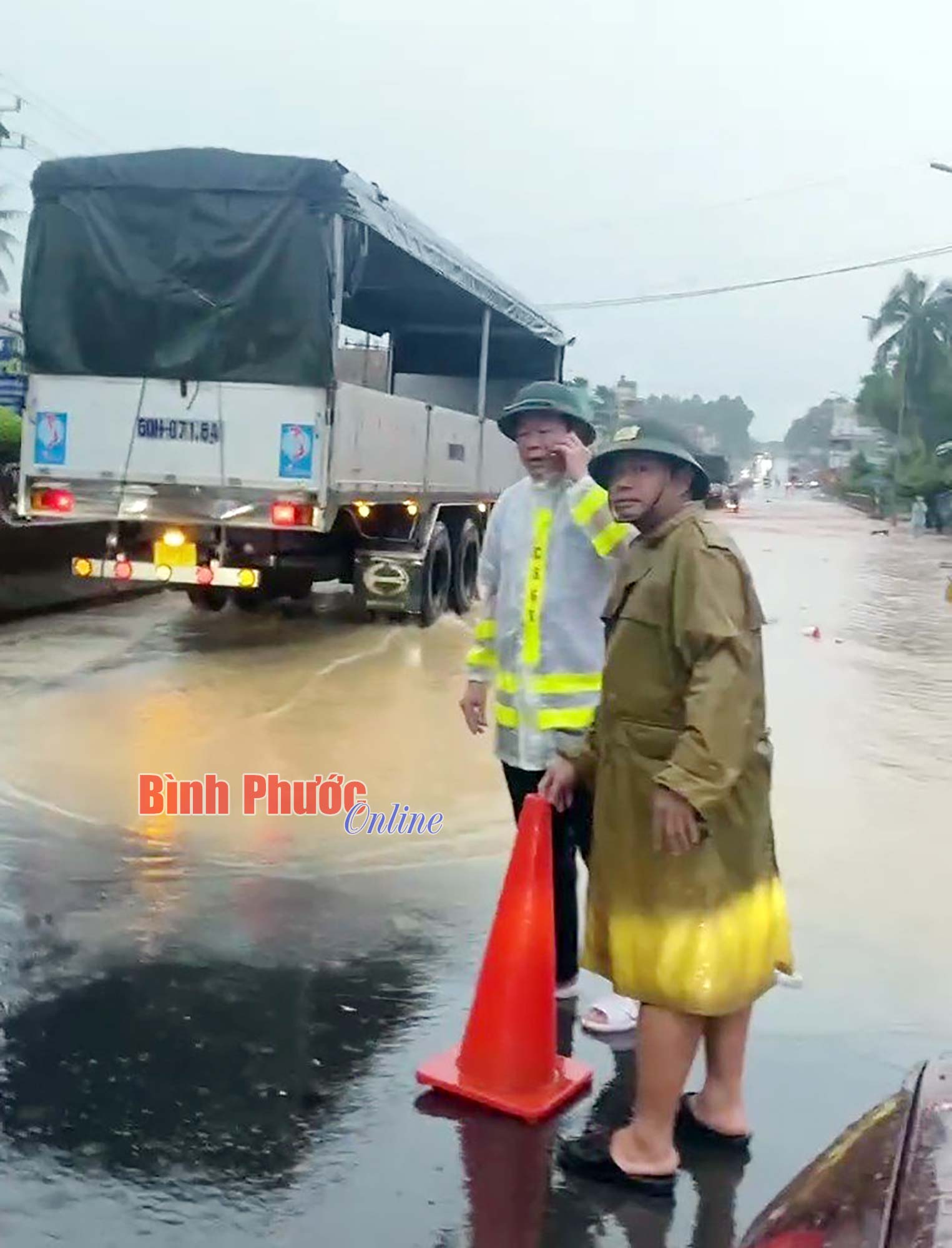 Bù Đăng: Công an, bộ đội giúp dân ứng phó mưa lũ