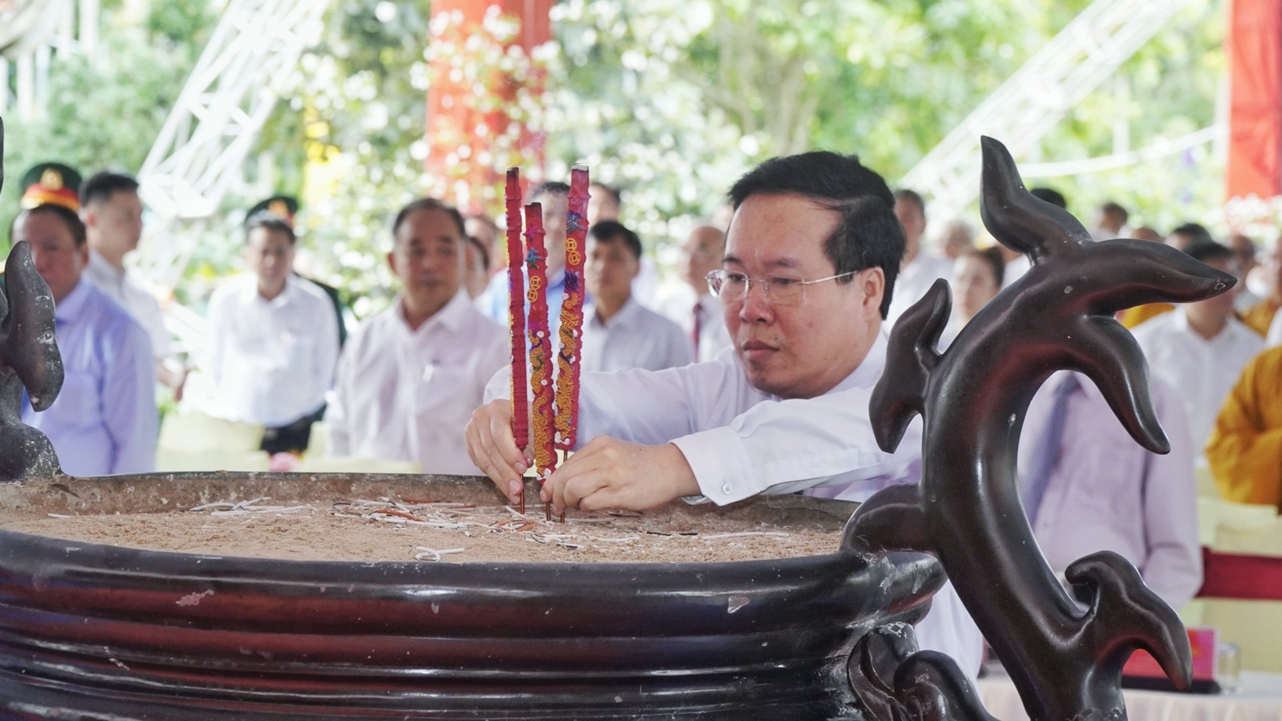 Ông Võ Văn Thưởng, Ủy viên Bộ Chính trị, Chủ tịch nước Cộng hòa xã hội chủ nghĩa Việt Nam thành kính dâng hương tưởng niệm các Anh hùng liệt sĩ, chiến sĩ cách mạng, đồng bào yêu nước tại Nghĩa trang Hàng Dương.