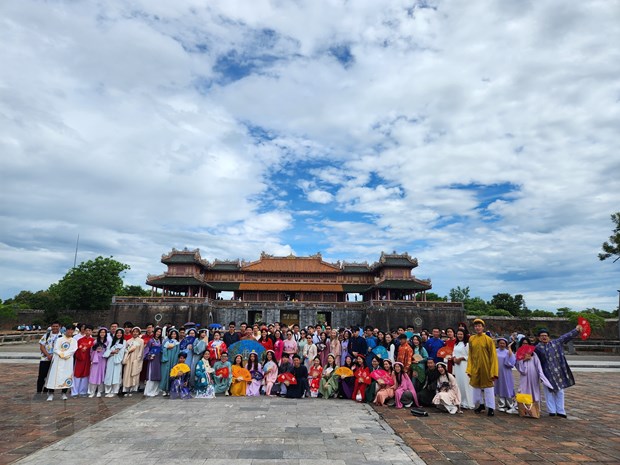 Kieu bao Tre trai nghiem mac ao dai truyen thong tren dat Co do hinh anh 1