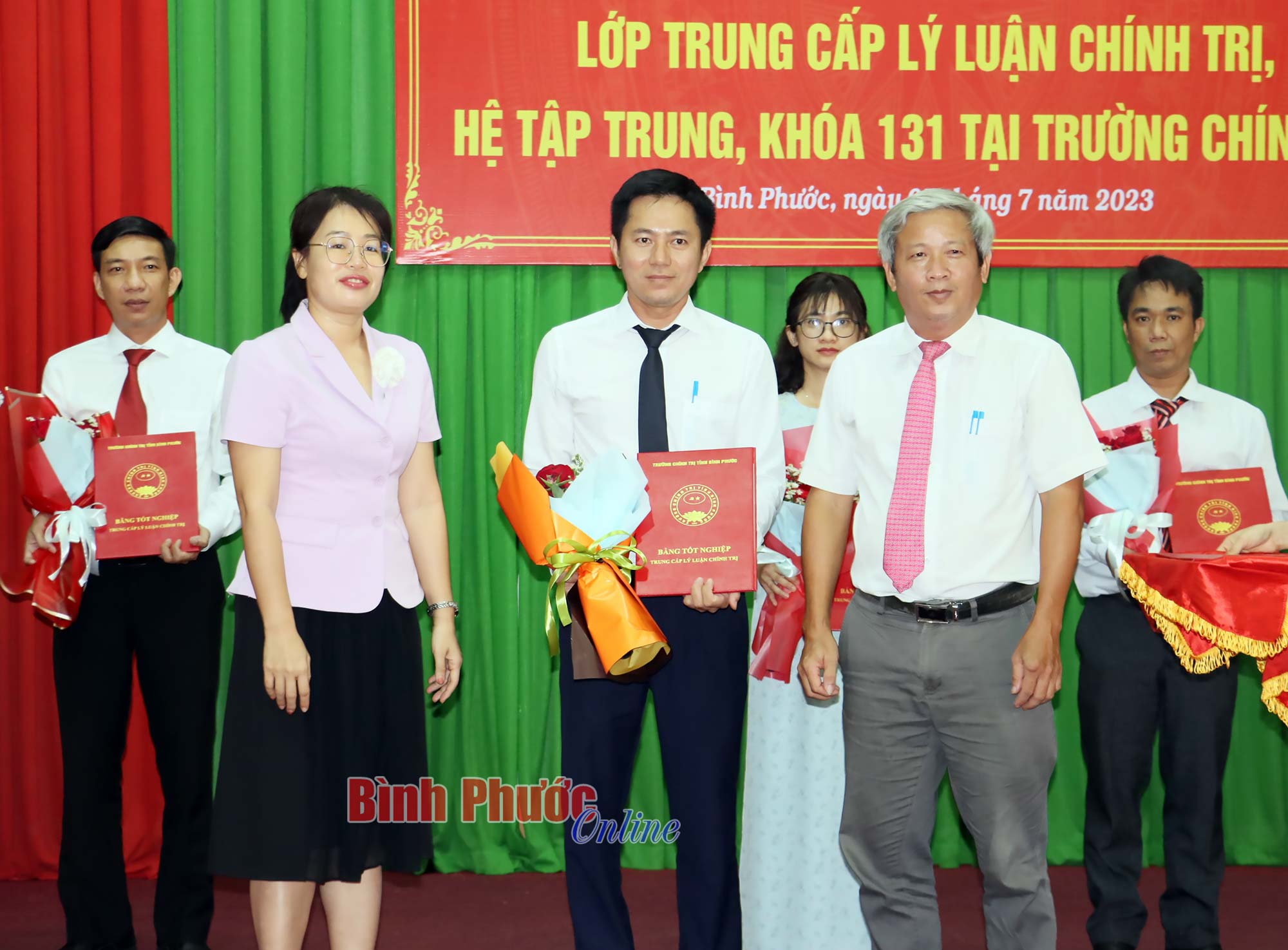 38 học viên tốt nghiệp lớp Trung cấp lý luận chính trị