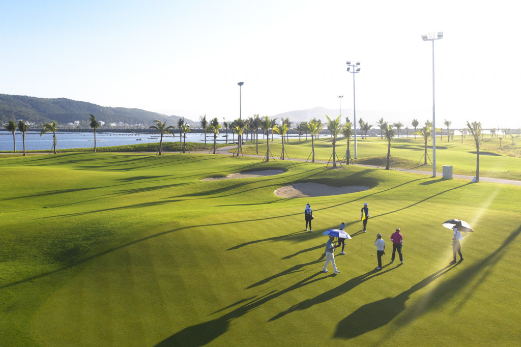 Sân Golf Tuần Châu kết nối Khu du lịch giải trí quốc tế Tuần Châu với những tiện ích hiện đại và đẳng cấp.