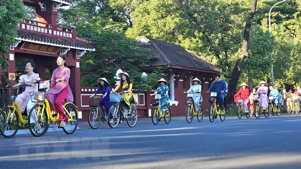 Tuan le Ao dai Cong dong Hue 2023: Quang ba hinh anh ao dai xu Hue hinh anh 1
