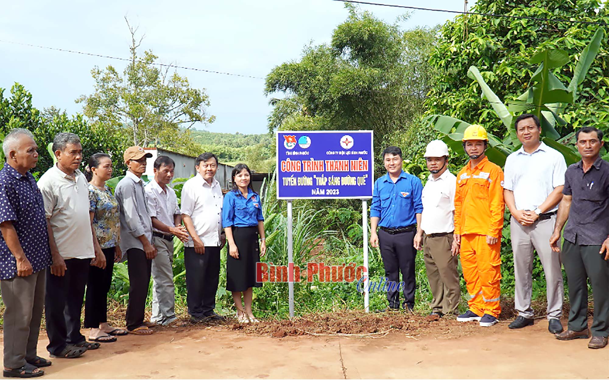 Bàn giao công trình “thắp sáng đường quê”