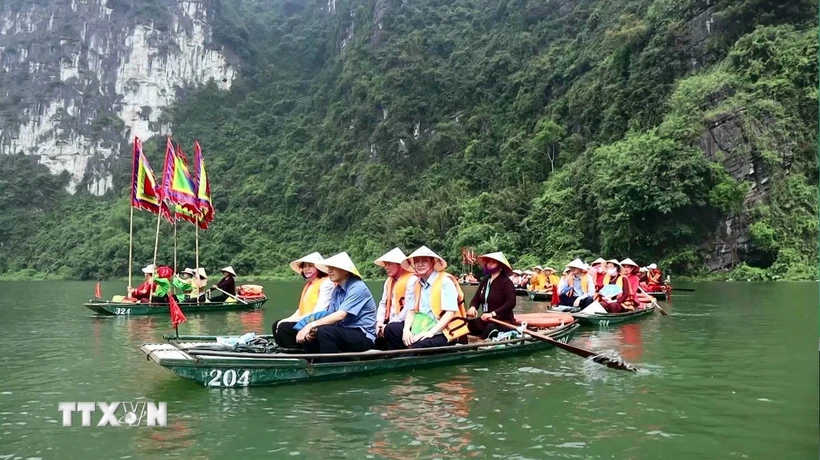 Du khách tham quan Khu Du lịch sinh thái Tràng An, tỉnh Ninh Bình. (Ảnh: Thùy Dung/TTXVN)