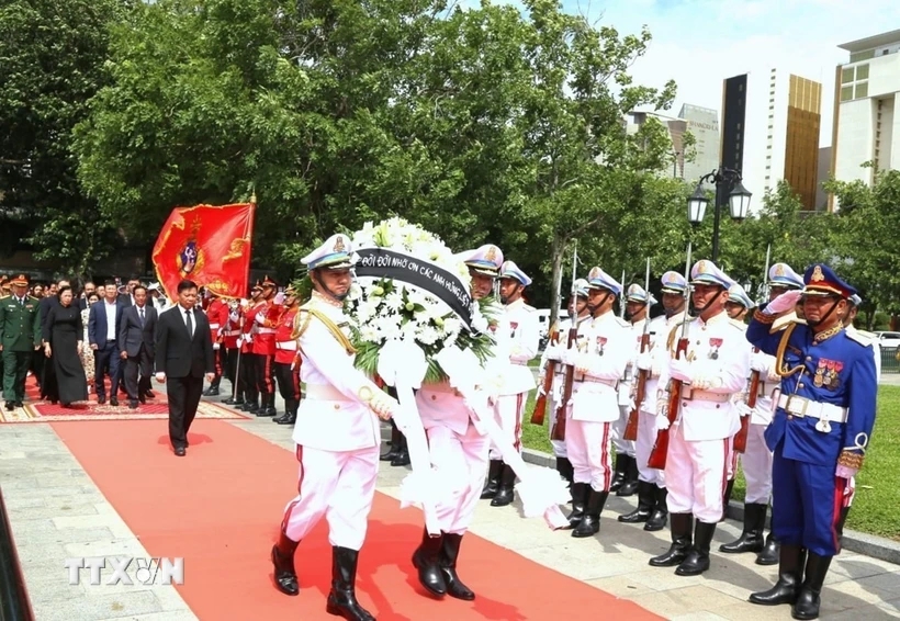 Dâng hương tri ân các anh hùng liệt sỹ tại Campuchia