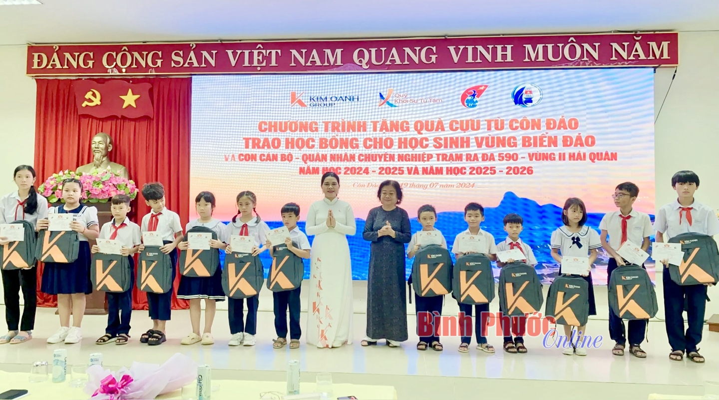 Nguyên Phó Chủ tịch nước Trương Mỹ Hoa thăm cựu tù Côn Đảo