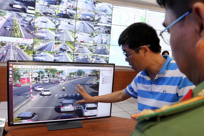 Hệ thống giao thông thông minh, giám sát tự động bằng camera giám sát trên địa bàn tỉnh Bà Rịa-Vũng Tàu. (Ảnh: Đoàn Mạnh Dương/TTXVN) giam sat giao thong.jpg