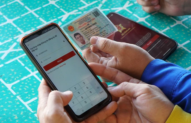 Với ứng dụng định danh quốc gia VNeID, người dân ở nhà cũng vẫn có thể đăng ký xe. (Ảnh minh họa: Nhựt An/TTXVN) cai_dat_kich_hoat_tai_khoan_vneid.jpg