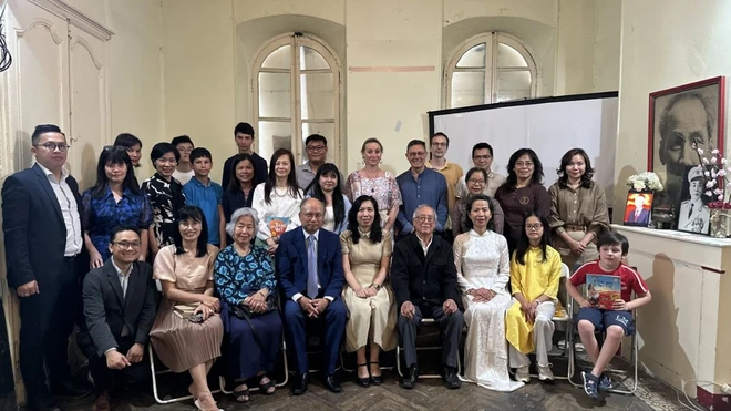 Thứ trưởng Ngoại giao Lê Thị Thu Hằng trao quà lưu niệm cho các đại diện hội đoàn người Việt Nam tại Pháp. (Ảnh: Nguyễn Tuyên/TTXVN) ton vinh tieng viet_paris 4.jpeg