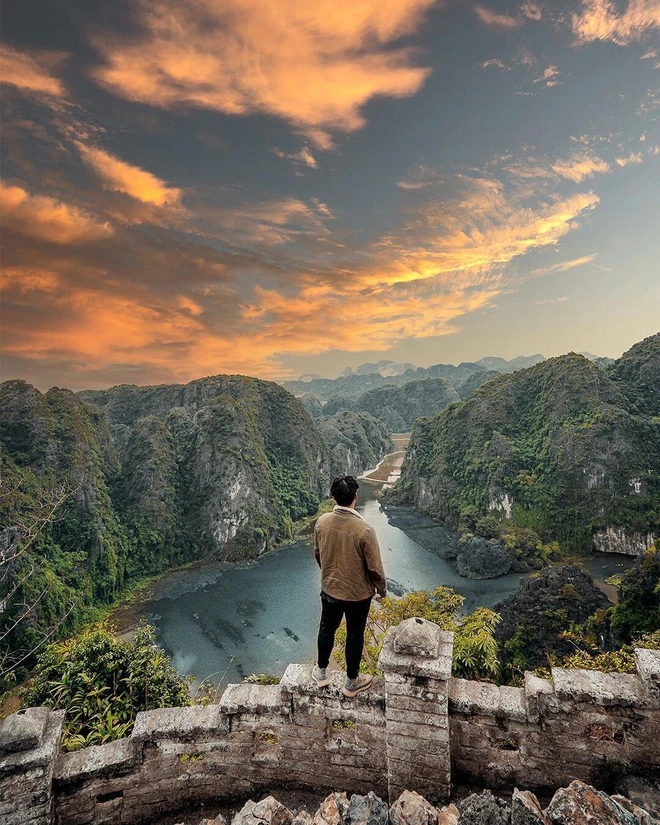 Ninh Bình là vùng đất có địa hình núi đá vôi độc đáo nổi tiếng với những dòng sông uốn lượn. (Ảnh: CTV/Vietnam+) hang mua (2).jpg