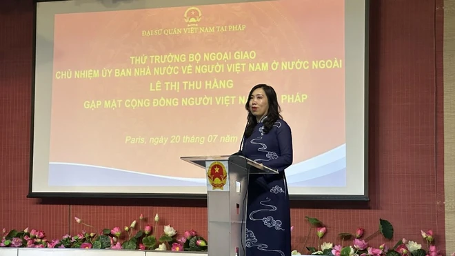 Thứ trưởng Ngoại giao Lê Thị Thu Hằng phát biểu tại cuộc gặp gỡ cộng đồng người Việt Nam tại Pháp. (Ảnh: Ngọc Hiệp/TTXVN) ton vinh tieng viet_paris 2.jpeg