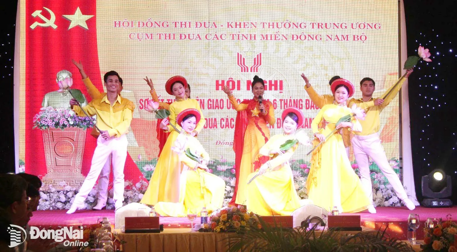 Nhà hát Nghệ thuật Đồng Nai biểu diễn nghệ thuật tại Hội nghị Sơ kết thực hiện giao ước thi đua 6 tháng đầu năm 2024, Cụm thi đua các tỉnh miền Đông Nam Bộ. Ảnh: Ly Na
