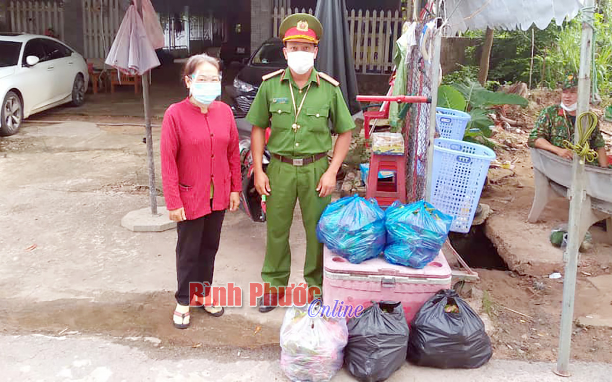 Hội LHPN huyện Chơn Thành tặng 8 tấn rau, quả cho người dân