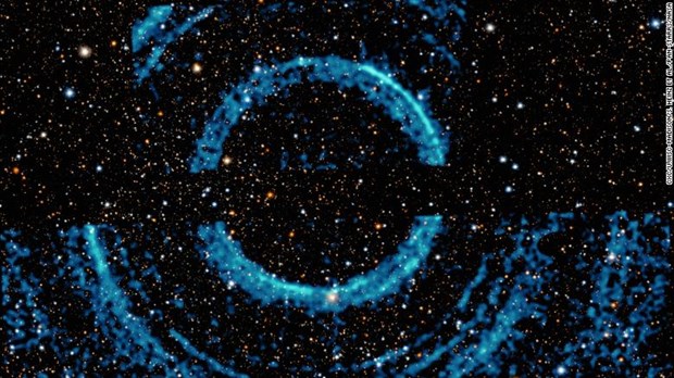 NASA phát hiện vòng sáng kỳ lạ xung quanh hố đen trong vũ trụ - Vòng sáng hố đen trong vũ trụ NASA mới đây đã phát hiện ra một vòng sáng bí ẩn xung quanh một hố đen trong vũ trụ. Các nhà khoa học đang tích cực điều tra để tìm hiểu vòng sáng này là gì. Hãy xem các hình ảnh liên quan để tìm hiểu thêm về hiện tượng thú vị này!