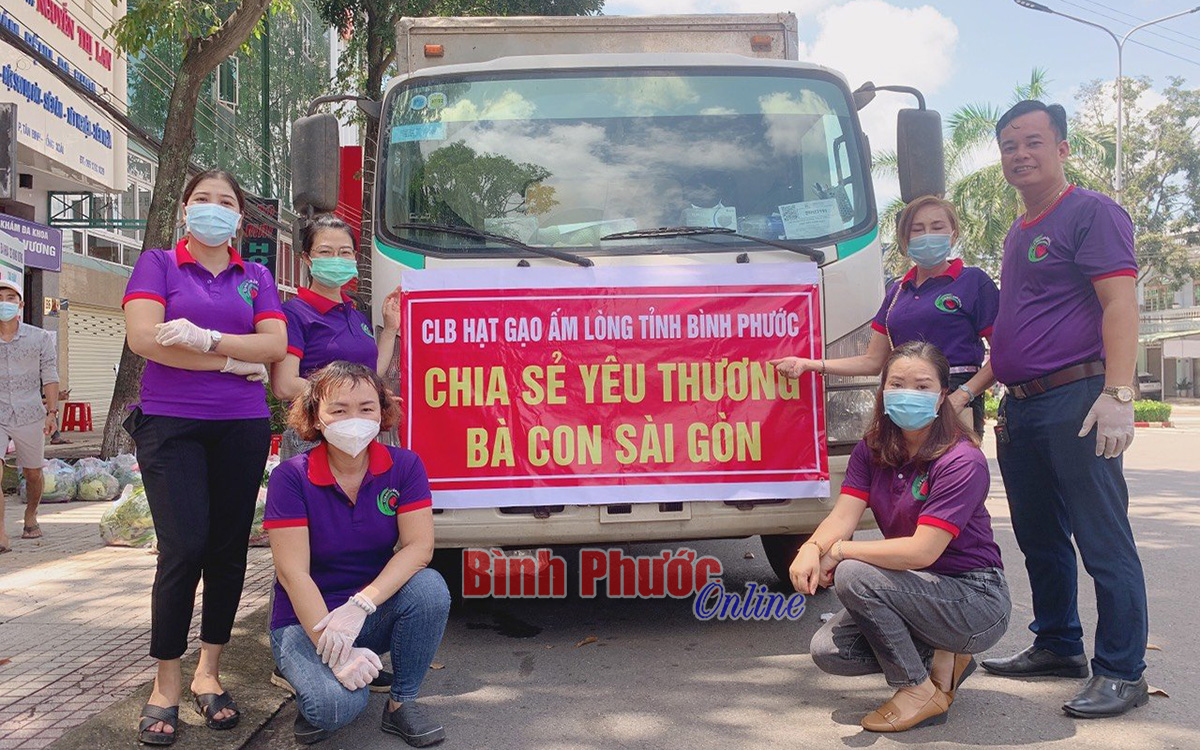 Hơn 5 tấn lương thực, thực phẩm gửi đến Sài Gòn yêu thương