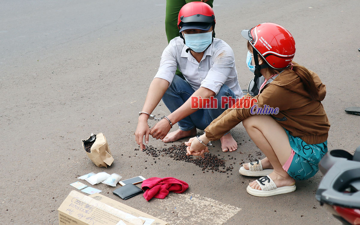 Bắt đôi nam nữ vận chuyển ma túy ngụy trang trong gói cà phê