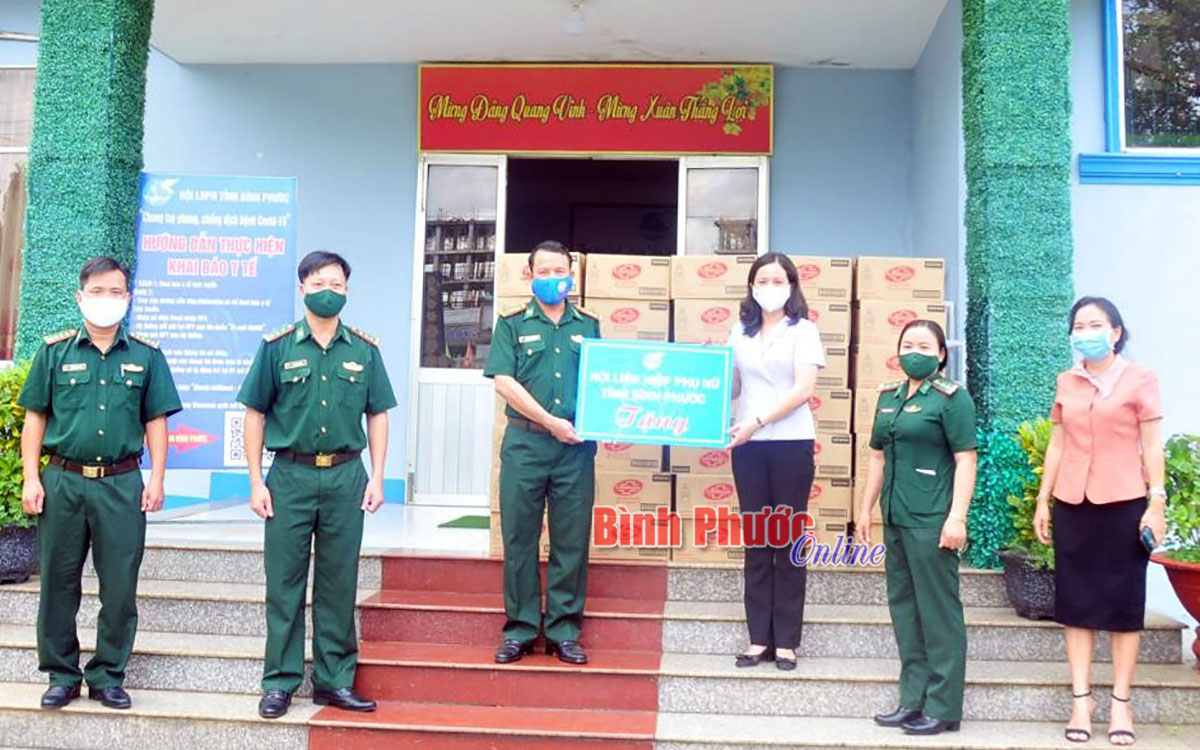 Hội LHPN tỉnh trao tặng hơn 2.700 chai nước sát khuẩn cho hai huyện biên giới