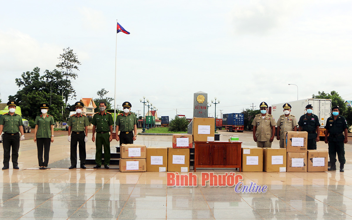 Công an Bình Phước tặng thiết bị, vật tư y tế cho tỉnh Kratie, Vương quốc Campuchia