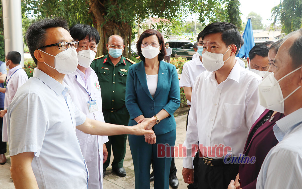 Phó thủ tướng Vũ Đức Đam kiểm tra tại Bệnh viện dã chiến huyện Đồng Phú