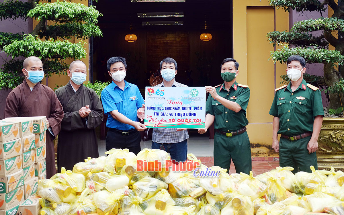 100 phần quà tặng người dân khó khăn